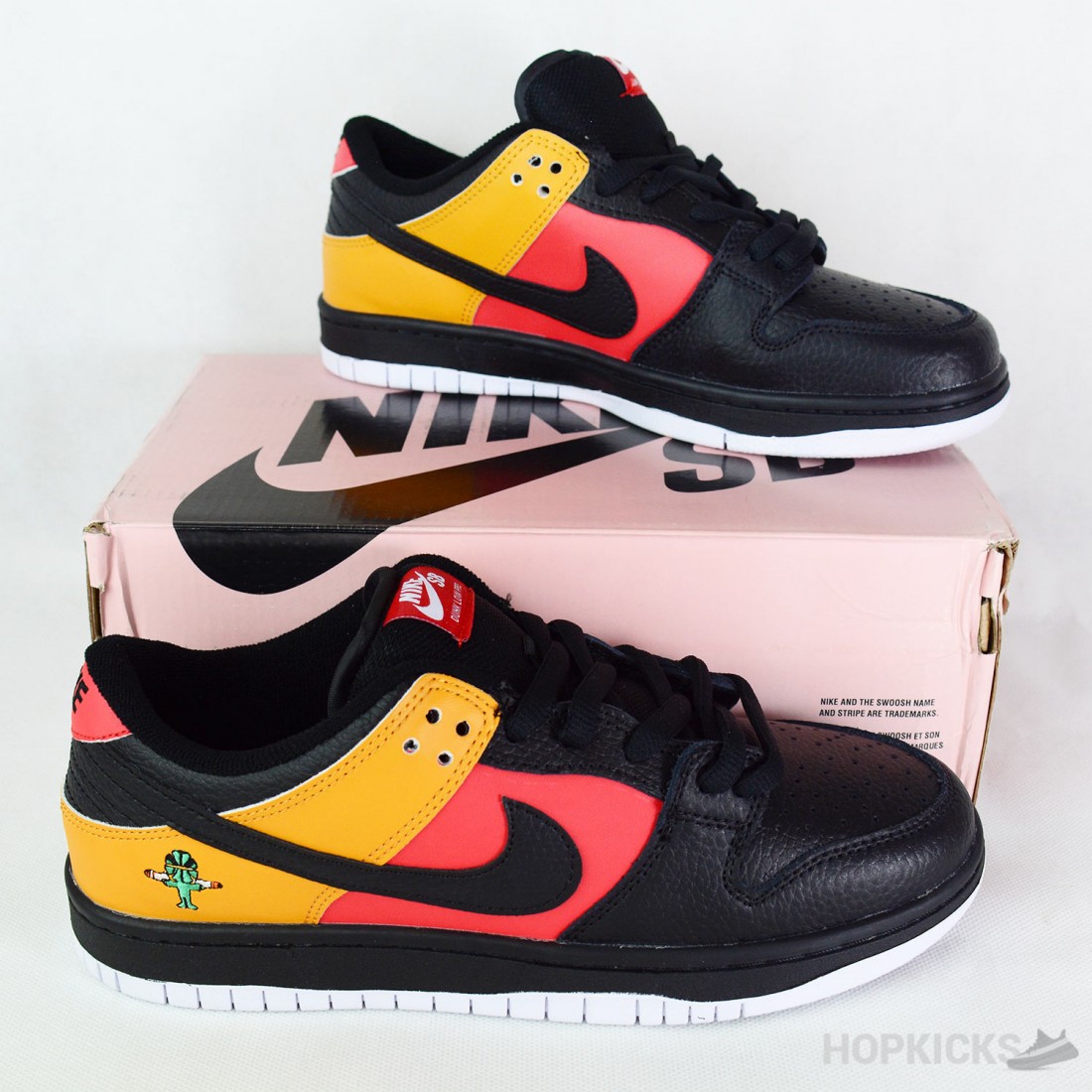 SB Dunk Low Raygun Black